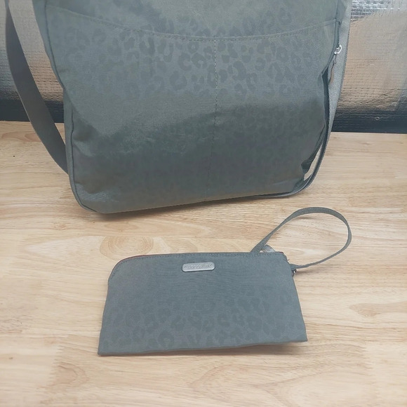 New Baggallini Gray Leopard Cheetah print Bucket Bagg Crossbody with RFID